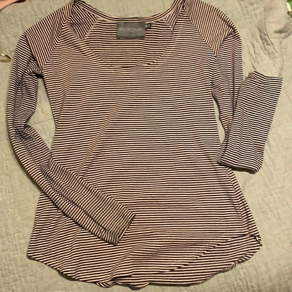 Long sleeve top by antipodium